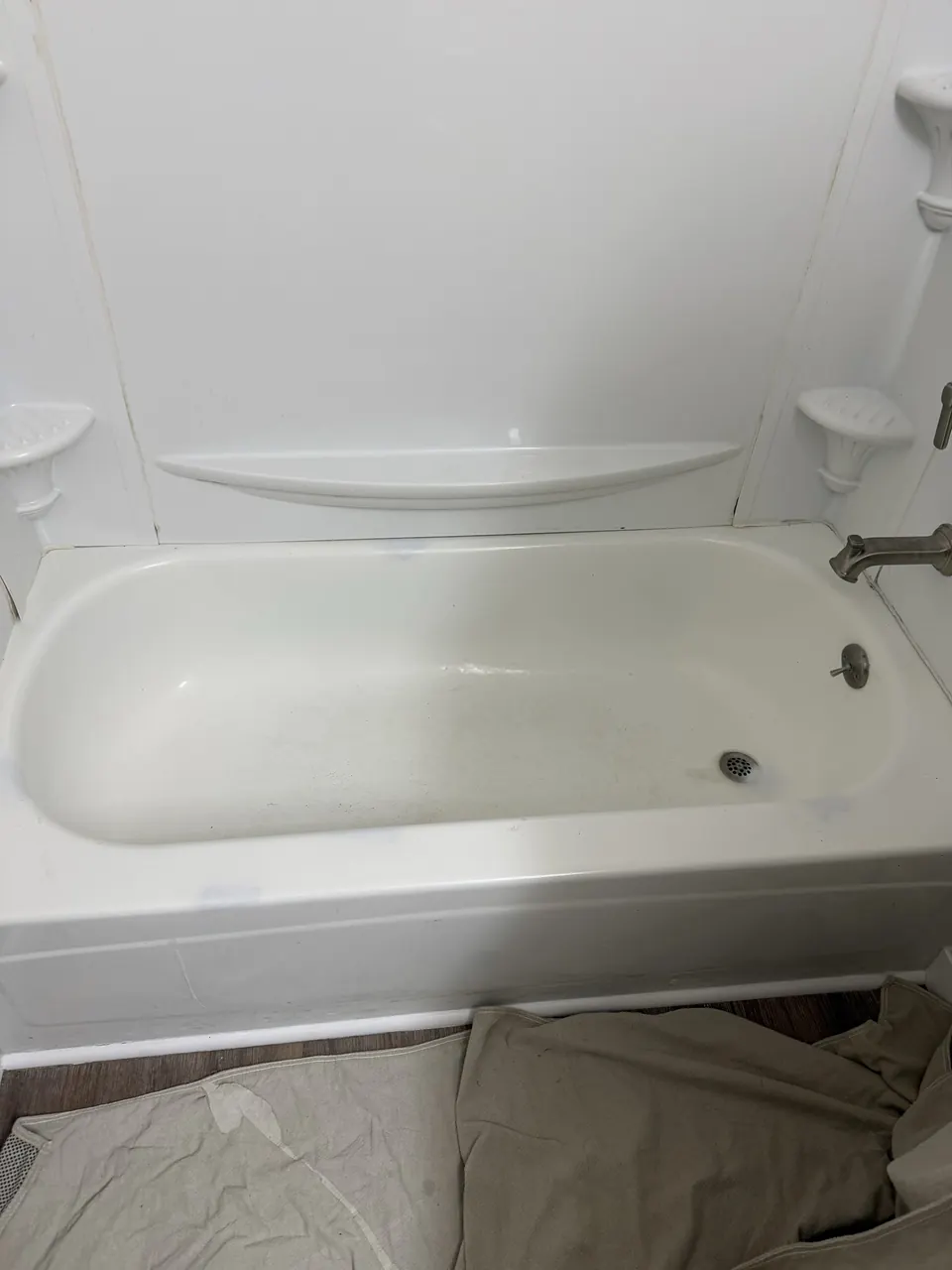 Before work: bathtub and molded surround in Longview, Texas.